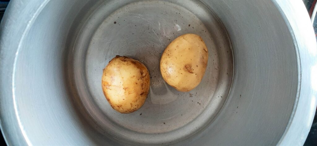 Boiling 2 potatoes in a pressure cooker