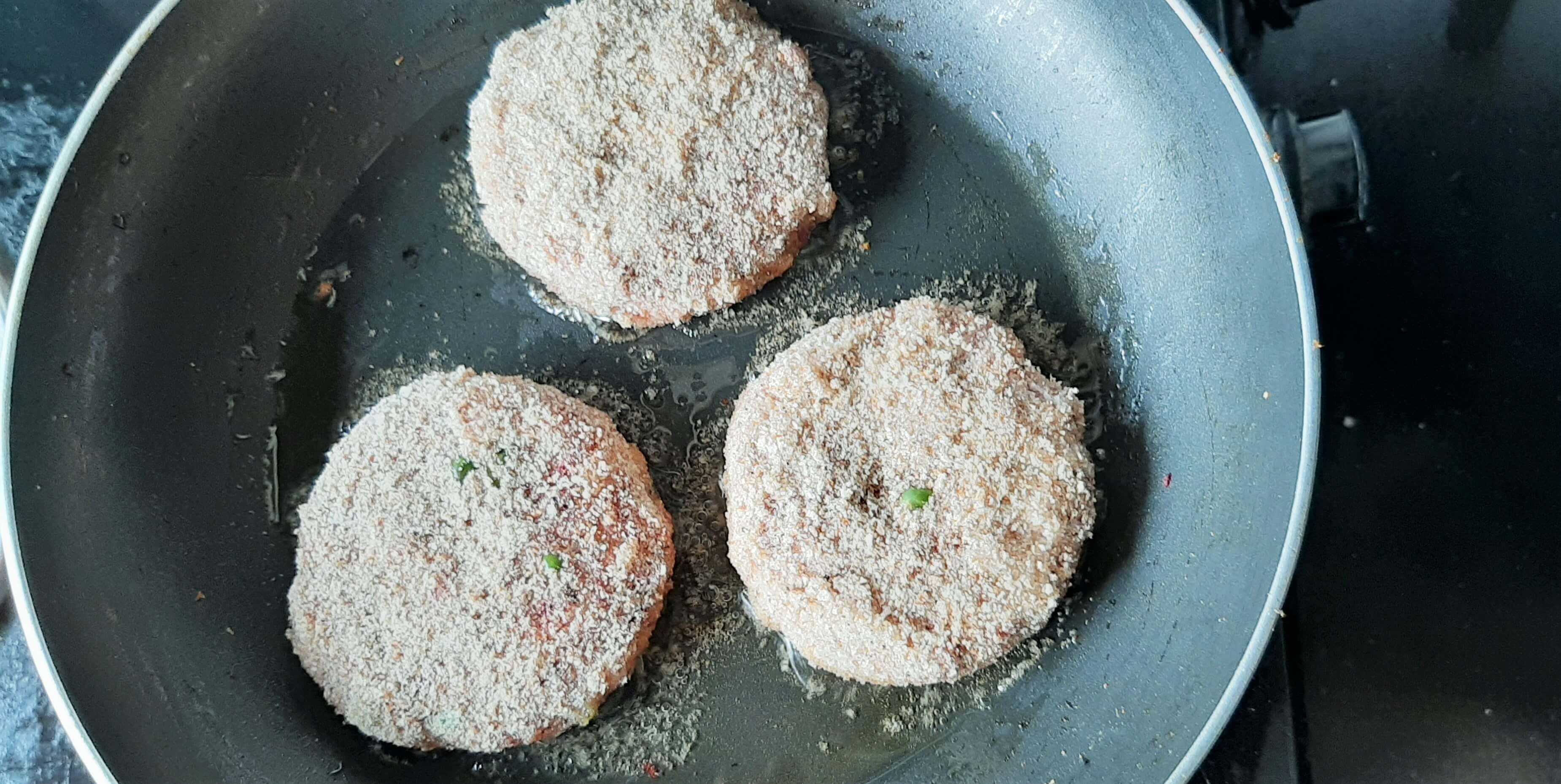Frying veg cutlets in a pan