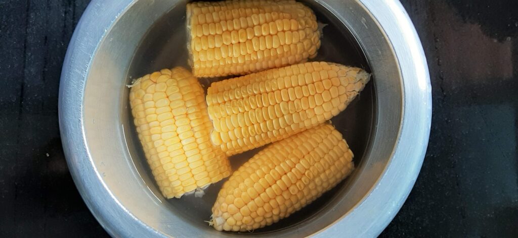 Boiling corn cobs in pressure cooker