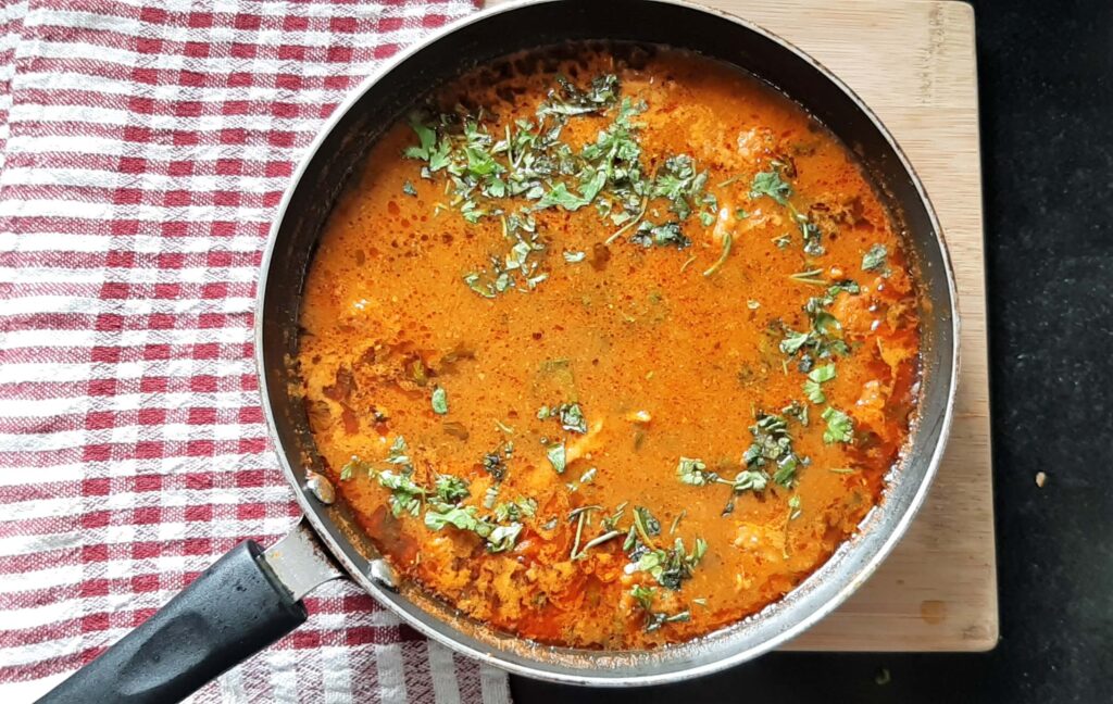 Dubuk vade curry in pan