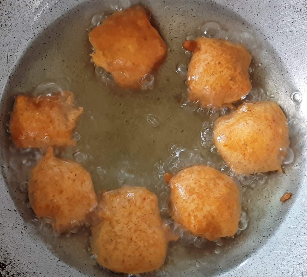 Frying batata Bhaji