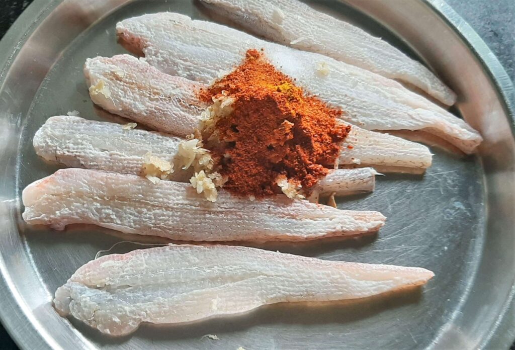spices on bombil fry