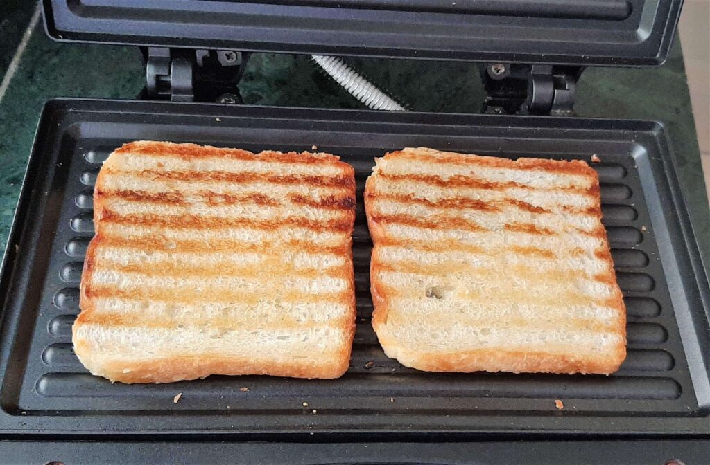 roasting bread in sandwich maker