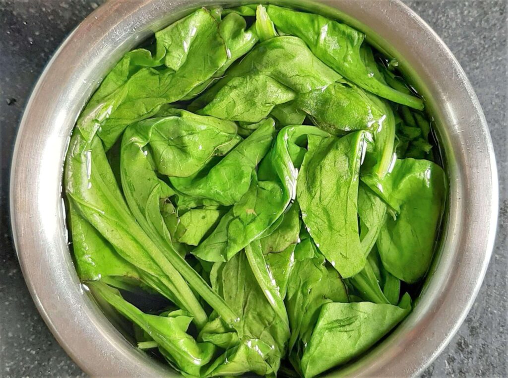 spinach in cold water