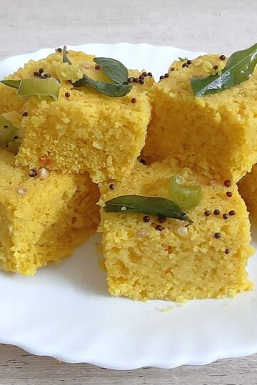 khaman dhokla in plate