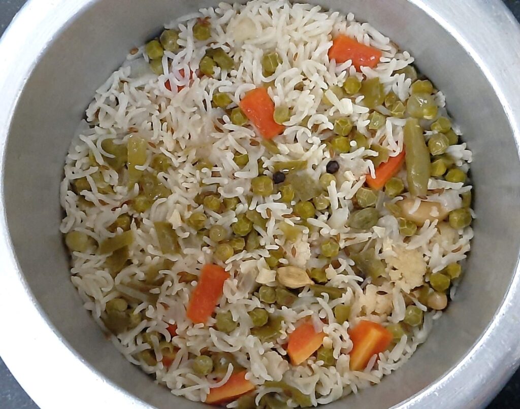 vegetable pulao [pulav] in cooker