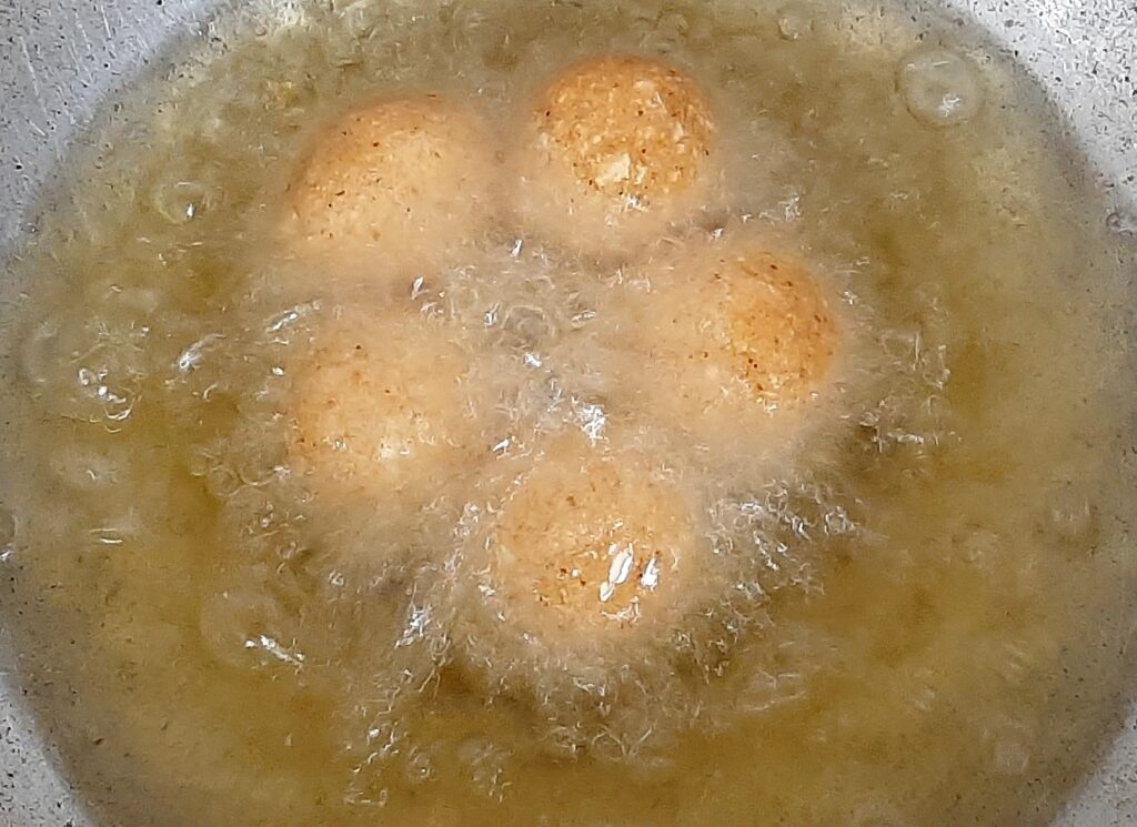 Frying paneer balls