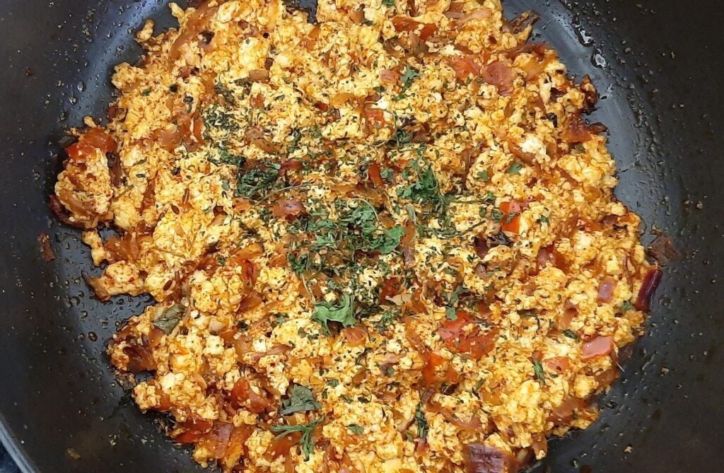 Adding kasuri methi in paneer bhurji