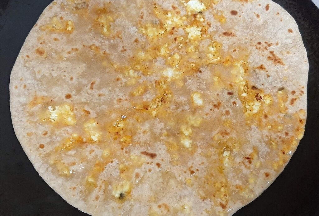 paneer paratha on pan