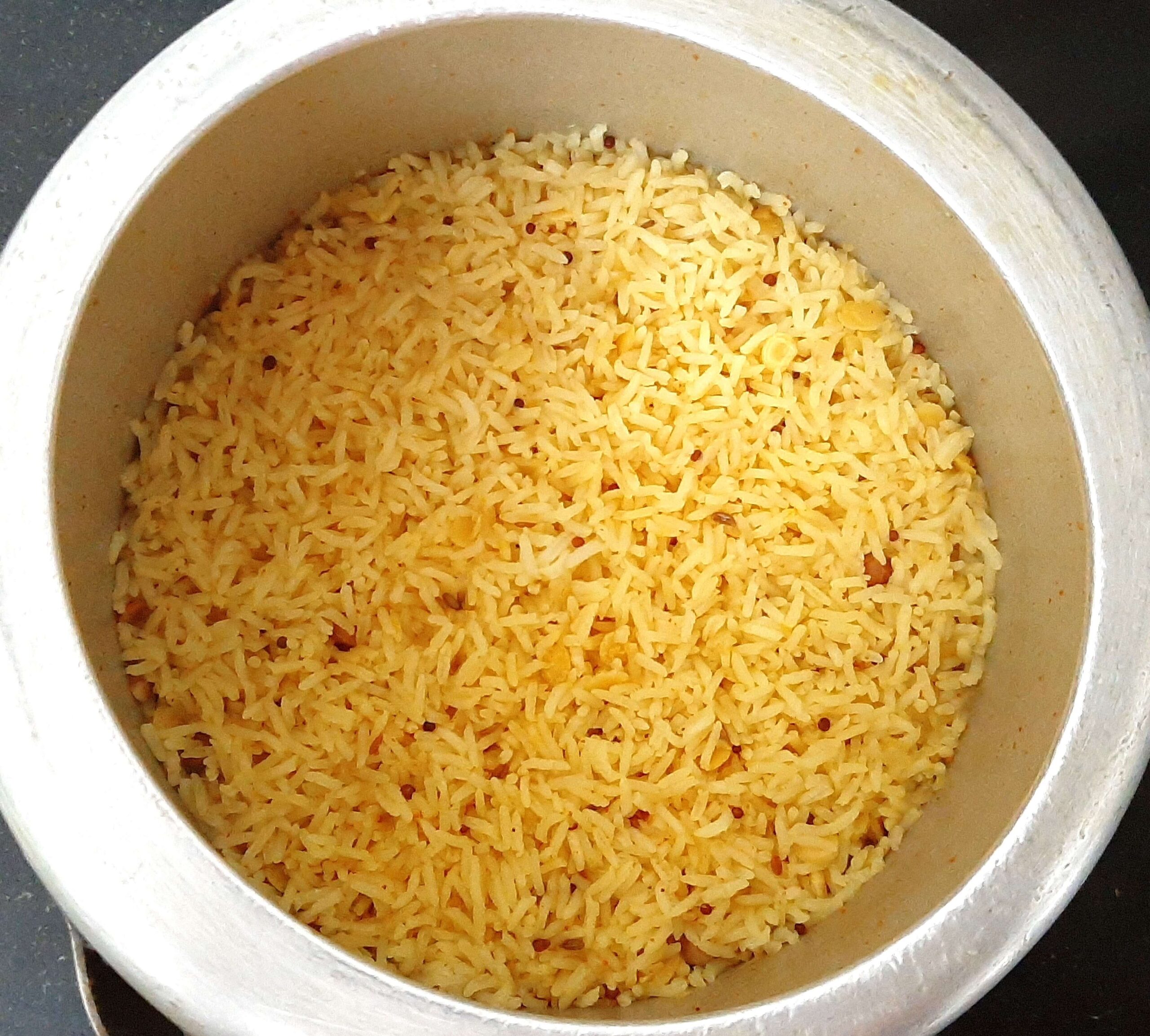 khichdi in a cooker