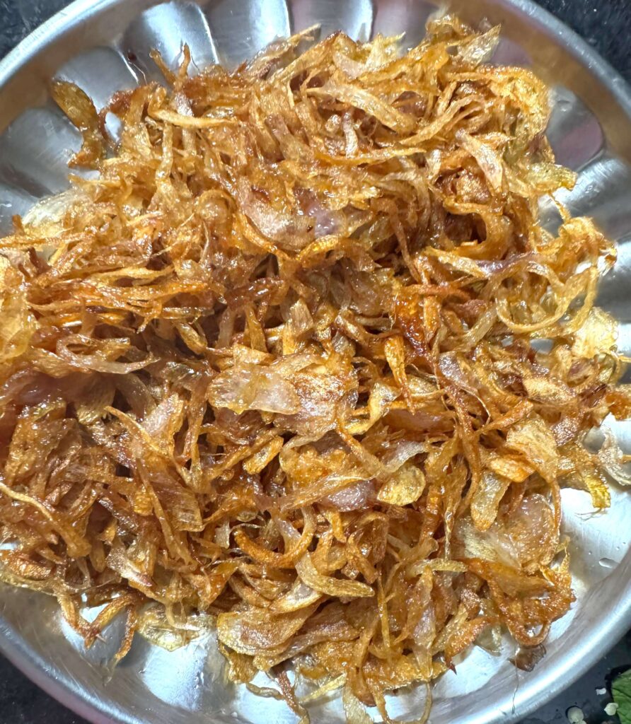 fried onion in plate