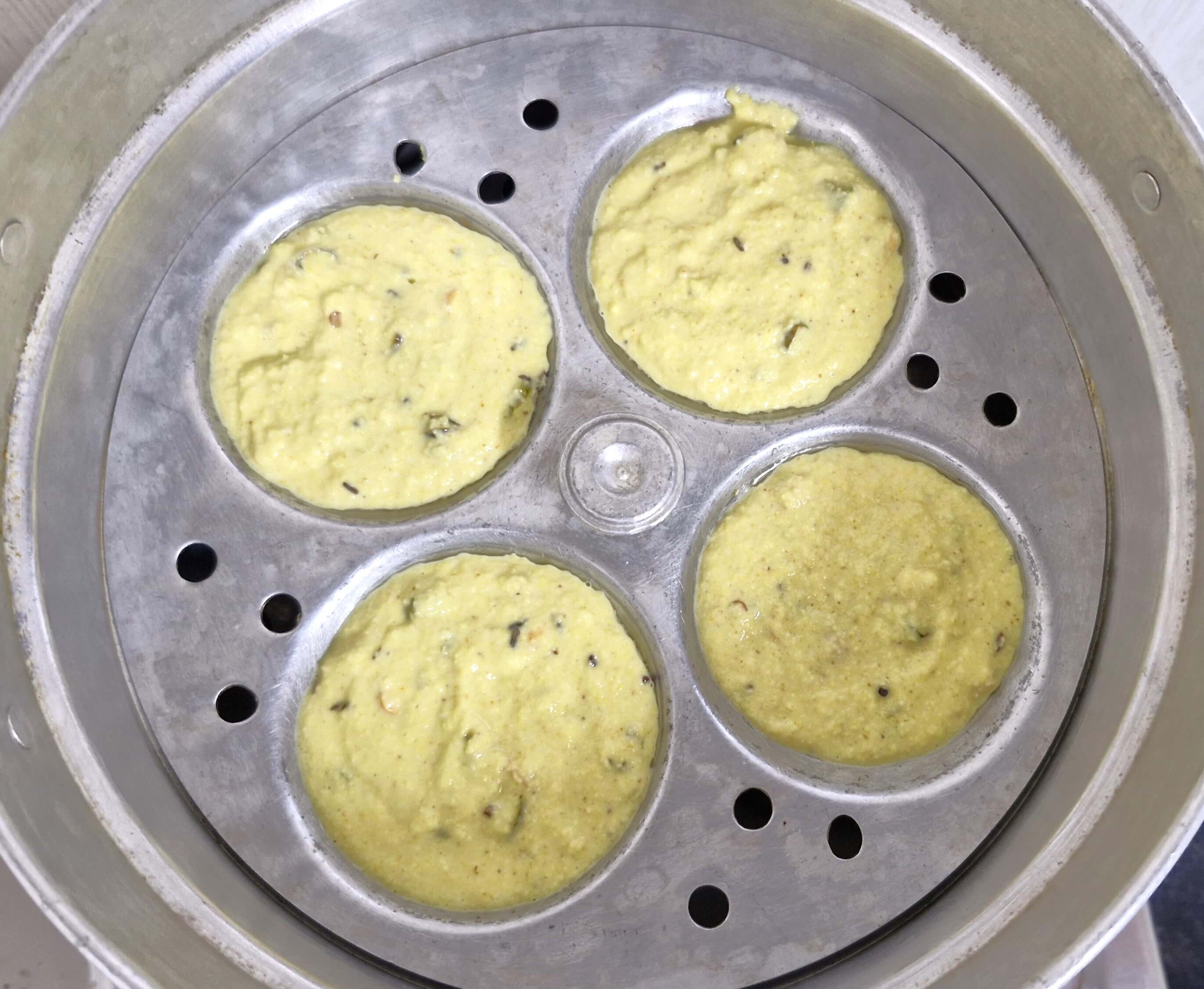 steaming rava idli